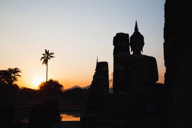 Wat Mahathat Buddha 'da günbatımı ve Sukhothai Tarihi Parkı' ndaki tapınak