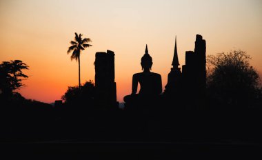 Wat Mahathat Buddha 'da günbatımı ve Sukhothai Tarihi Parkı' ndaki tapınak