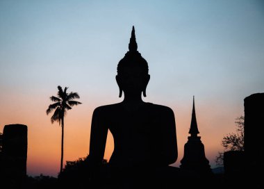 Wat Mahathat Buddha 'da günbatımı ve Sukhothai Tarihi Parkı' ndaki tapınak