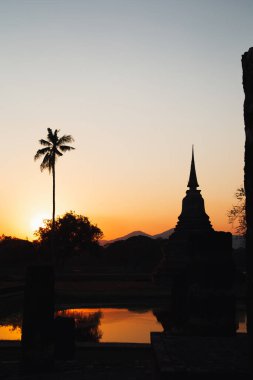 Wat Mahathat Buddha 'da günbatımı ve Sukhothai Tarihi Parkı' ndaki tapınak