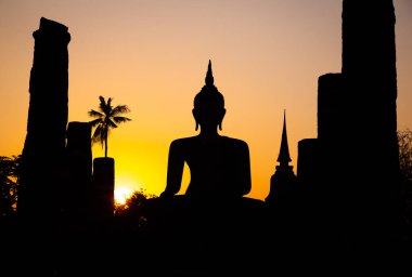 Wat Mahathat Buddha 'da günbatımı ve Sukhothai Tarihi Parkı' ndaki tapınak