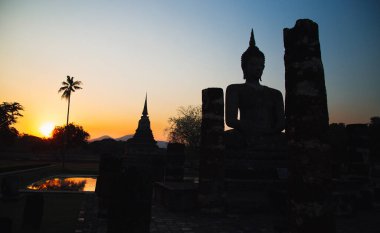Wat Mahathat Buddha 'da günbatımı ve Sukhothai Tarihi Parkı' ndaki tapınak