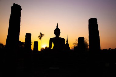 Wat Mahathat Buddha 'da günbatımı ve Sukhothai Tarihi Parkı' ndaki tapınak