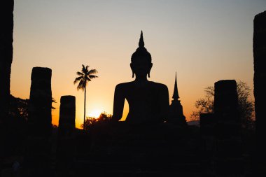 Wat Mahathat Buddha 'da günbatımı ve Sukhothai Tarihi Parkı' ndaki tapınak