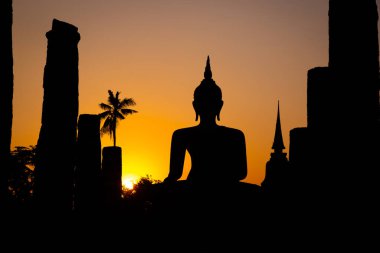 Wat Mahathat Buddha 'da günbatımı ve Sukhothai Tarihi Parkı' ndaki tapınak