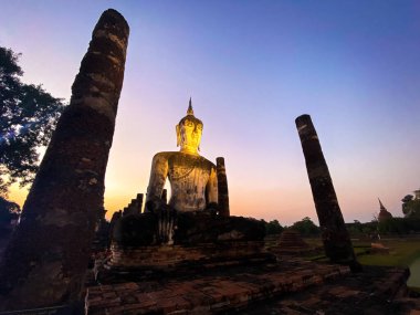 Wat Mahathat Buddha 'da günbatımı ve Sukhothai Tarihi Parkı' ndaki tapınak