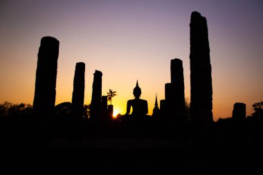Wat Mahathat Buddha 'da günbatımı ve Sukhothai Tarihi Parkı' ndaki tapınak