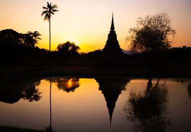 Wat Mahathat Buddha 'da günbatımı ve Sukhothai Tarihi Parkı' ndaki tapınak