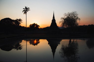 Wat Mahathat Buddha 'da günbatımı ve Sukhothai Tarihi Parkı' ndaki tapınak