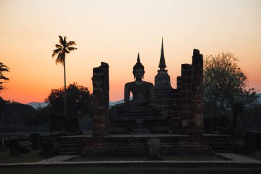 Wat Mahathat Buddha 'da günbatımı ve Sukhothai Tarihi Parkı' ndaki tapınak