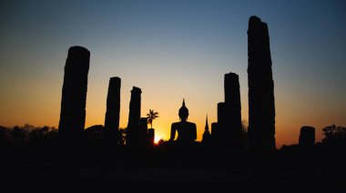 Wat Mahathat Buddha 'da günbatımı ve Sukhothai Tarihi Parkı' ndaki tapınak