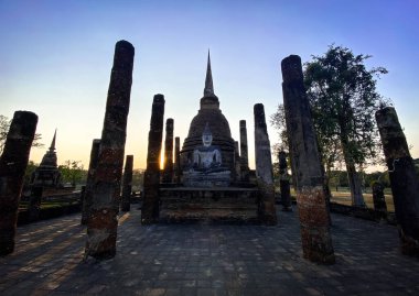 Wat Mahathat Buddha ve tapınağı Sukhothai Tarih Parkında.