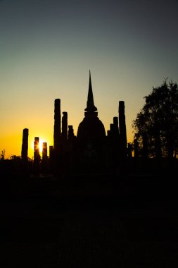 Wat Mahathat Buddha 'da günbatımı ve Sukhothai Tarihi Parkı' ndaki tapınak