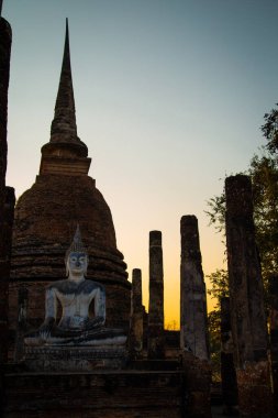 Wat Mahathat Buddha 'da günbatımı ve Sukhothai Tarihi Parkı' ndaki tapınak