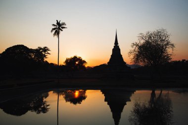 Wat Mahathat Buddha 'da günbatımı ve Sukhothai Tarihi Parkı' ndaki tapınak