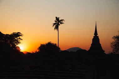 Wat Mahathat Buddha 'da günbatımı ve Sukhothai Tarihi Parkı' ndaki tapınak