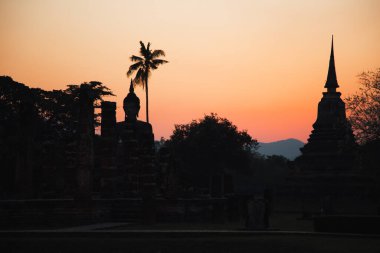 Wat Mahathat Buddha 'da günbatımı ve Sukhothai Tarihi Parkı' ndaki tapınak