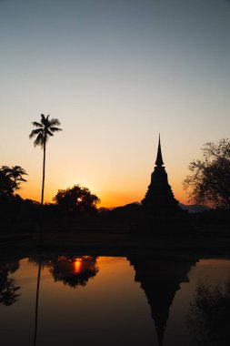 Wat Mahathat Buddha 'da günbatımı ve Sukhothai Tarihi Parkı' ndaki tapınak