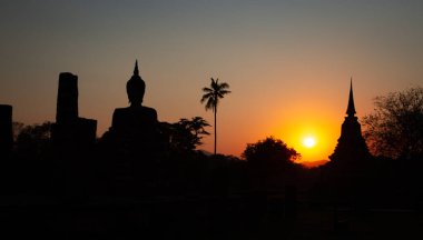 Wat Mahathat Buddha 'da günbatımı ve Sukhothai Tarihi Parkı' ndaki tapınak