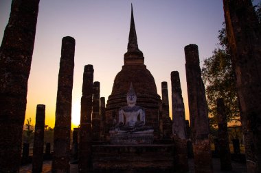 Wat Mahathat Buddha 'da günbatımı ve Sukhothai Tarihi Parkı' ndaki tapınak