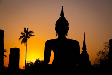 Wat Mahathat Buddha 'da günbatımı ve Sukhothai Tarihi Parkı' ndaki tapınak