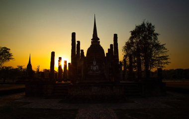 Wat Mahathat Buddha 'da günbatımı ve Sukhothai Tarihi Parkı' ndaki tapınak