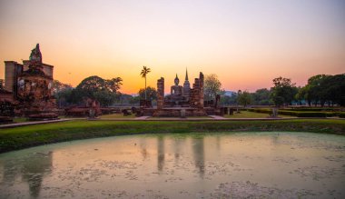 Wat Mahathat Buddha 'da günbatımı ve Sukhothai Tarihi Parkı' ndaki tapınak