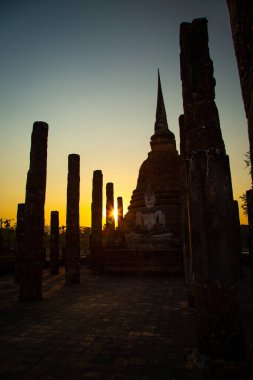 Wat Mahathat Buddha 'da günbatımı ve Sukhothai Tarihi Parkı' ndaki tapınak