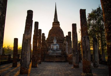 Wat Mahathat Buddha 'da günbatımı ve Sukhothai Tarihi Parkı' ndaki tapınak