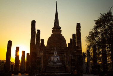 Wat Mahathat Buddha 'da günbatımı ve Sukhothai Tarihi Parkı' ndaki tapınak