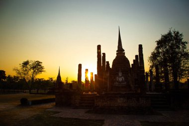 Wat Mahathat Buddha 'da günbatımı ve Sukhothai Tarihi Parkı' ndaki tapınak