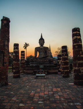 Wat Mahathat Buddha 'da günbatımı ve Sukhothai Tarihi Parkı' ndaki tapınak