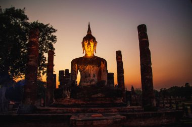Wat Mahathat Buddha 'da günbatımı ve Sukhothai Tarihi Parkı' ndaki tapınak