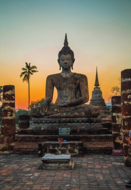 Wat Mahathat Buddha 'da günbatımı ve Sukhothai Tarihi Parkı' ndaki tapınak