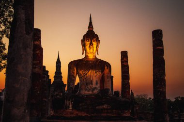 Wat Mahathat Buddha 'da günbatımı ve Sukhothai Tarihi Parkı' ndaki tapınak