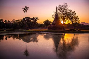 Wat Mahathat Buddha 'da günbatımı ve Sukhothai Tarihi Parkı' ndaki tapınak