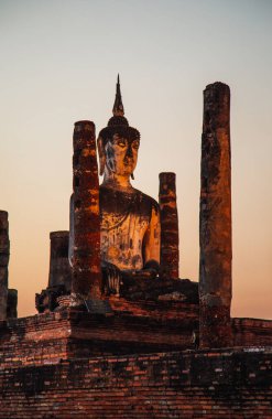 Wat Mahathat Buddha 'da günbatımı ve Sukhothai Tarihi Parkı' ndaki tapınak