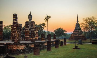 Wat Mahathat Buddha 'da günbatımı ve Sukhothai Tarihi Parkı' ndaki tapınak