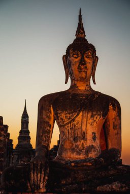 Wat Mahathat Buddha 'da günbatımı ve Sukhothai Tarihi Parkı' ndaki tapınak