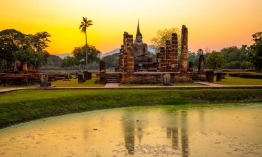 Wat Mahathat Buddha 'da günbatımı ve Sukhothai Tarihi Parkı' ndaki tapınak