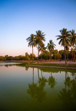 Wat Mahathat Buddha 'da günbatımı ve Sukhothai Tarihi Parkı' ndaki tapınak
