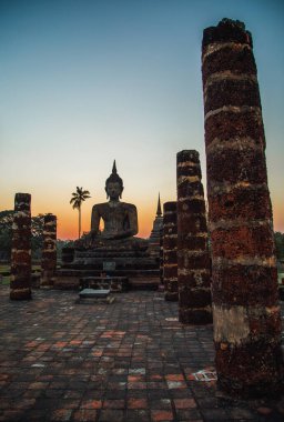 Wat Mahathat Buddha 'da günbatımı ve Sukhothai Tarihi Parkı' ndaki tapınak