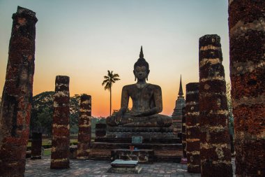 Wat Mahathat Buddha 'da günbatımı ve Sukhothai Tarihi Parkı' ndaki tapınak