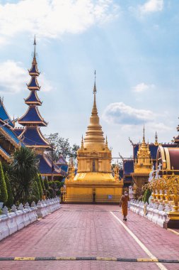 Sukhothai, Tayland 'daki Wat Phiphat Mongkhon mavi tapınağı.