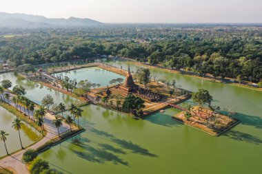 Tayland 'daki Sukhothai tarihi parkında Wat Sra Sri veya Wat Sa Si' nin havadan görünüşü