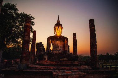 Wat Mahathat Buddha 'da günbatımı ve Sukhothai Tarihi Parkı' ndaki tapınak