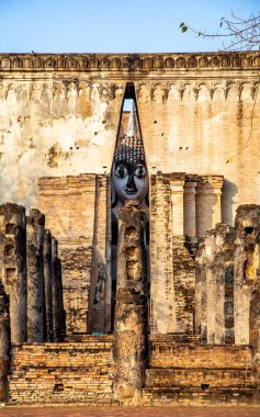 Wat Si Chum tapınağı ve Sukhothai tarihi parkındaki büyük Buda, Tayland
