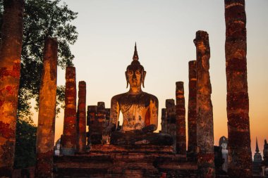 Wat Mahathat Buddha 'da günbatımı ve Sukhothai Tarihi Parkı' ndaki tapınak