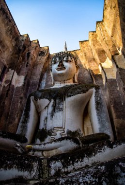 Wat Si Chum tapınağı ve Sukhothai tarihi parkındaki büyük Buda, Tayland