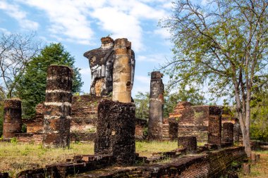 Wat Sangkhawat, Tayland 'daki Sukhothai tarihi parkında Buda heykeli yıkıntıları.